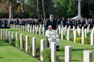 papież na cmentarzu